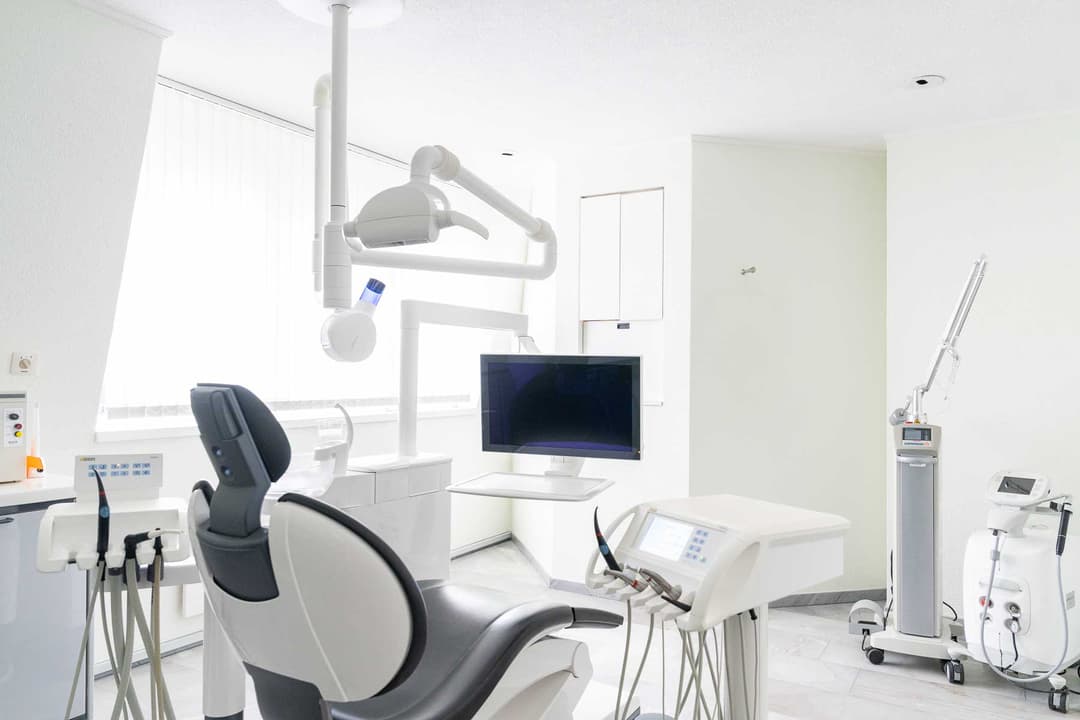 Moderne Behandlungseinheit bei Andreoni Meier Zahnarztpraxis